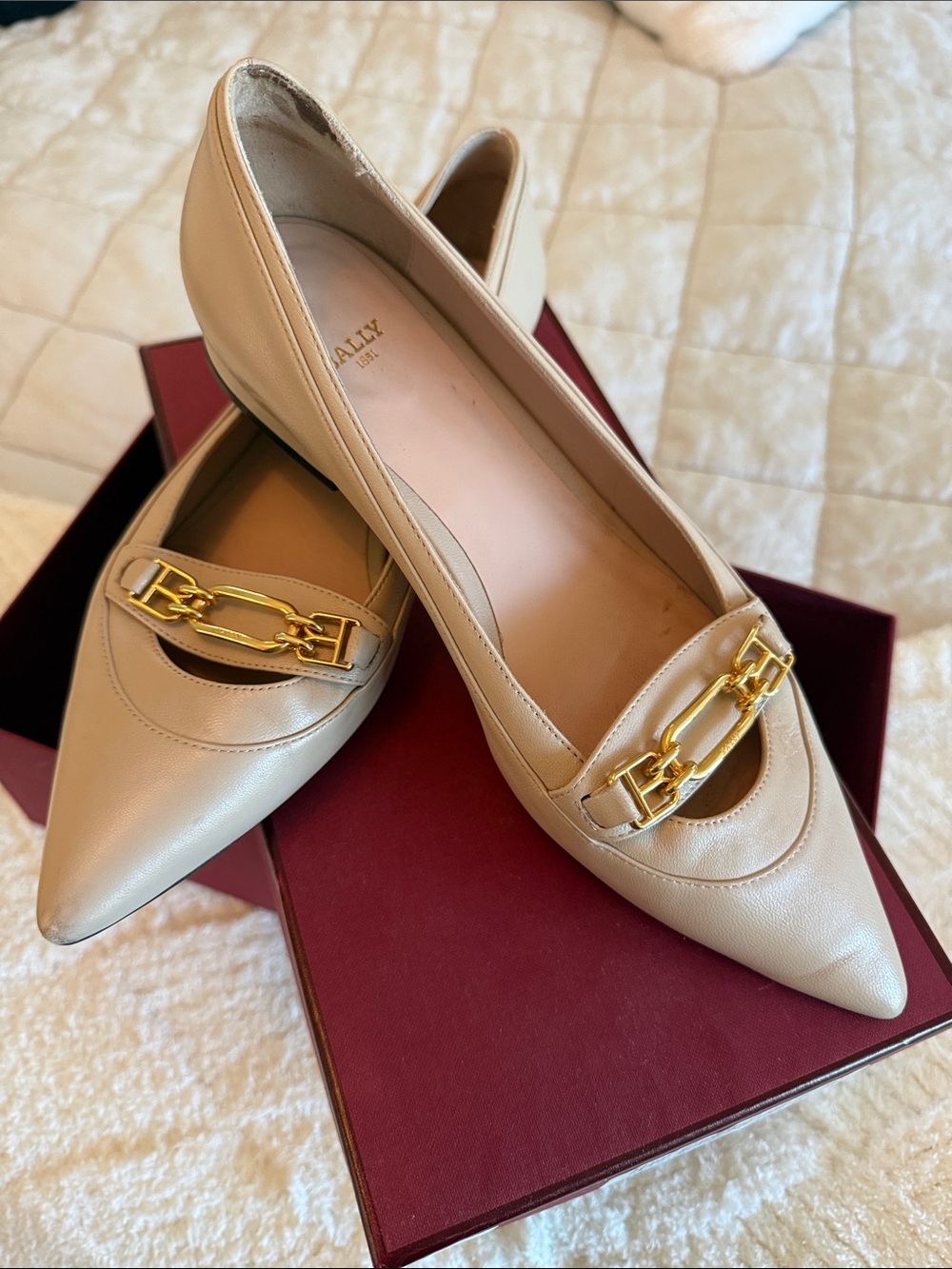 Bally Cream Pointed-Toe Loafers with Gold Chain Accent Daika